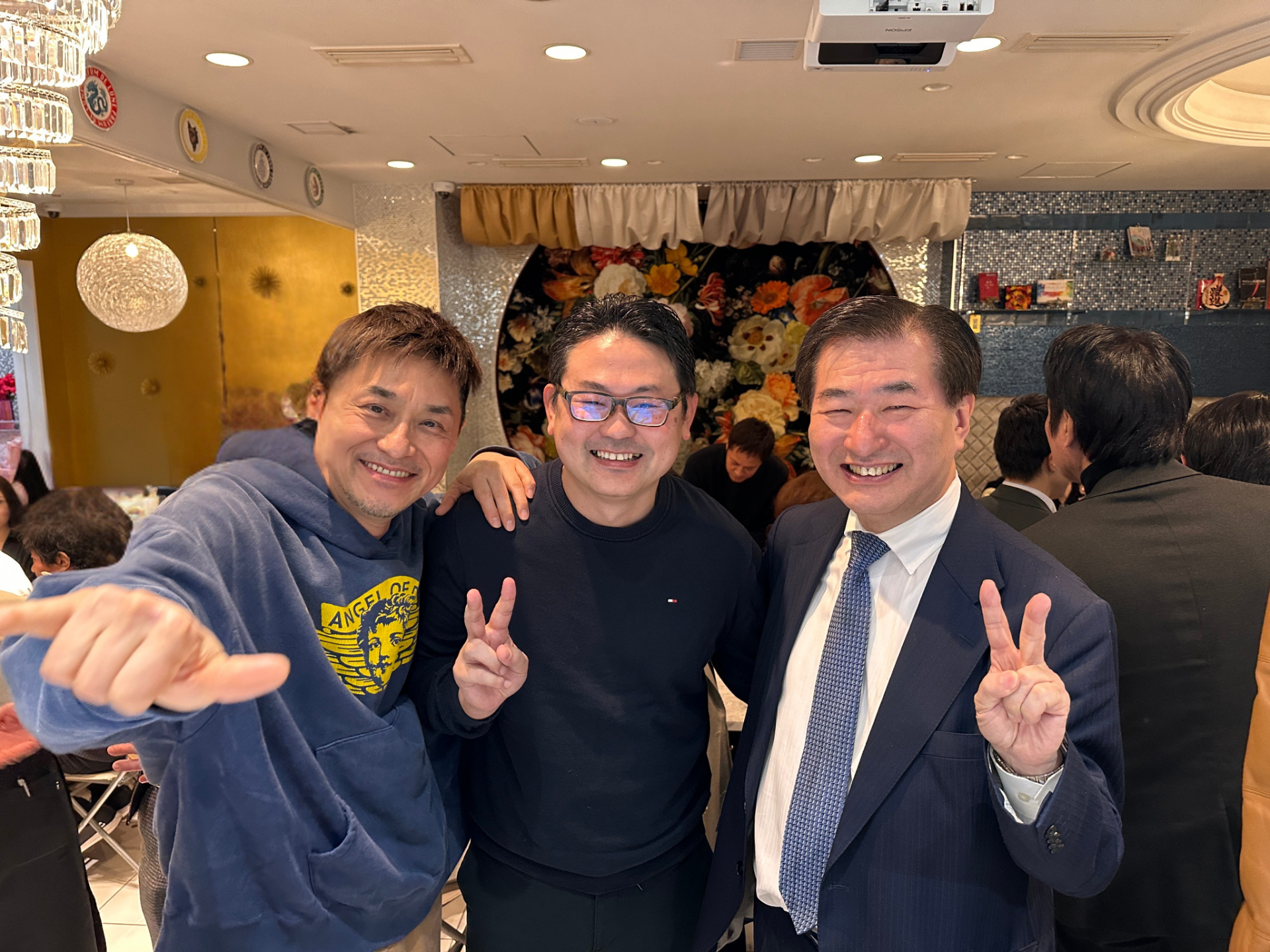 ヒロマツホールディングス松田会長と槙本社長とやさしい整体院院長の記念写真